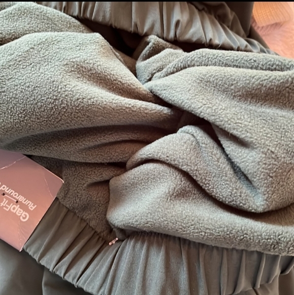 ⚡️SALE⚡️GapFit Reversible Runaround Joggers in 'Green Outdoors', Size Small - Picture 10 of 11